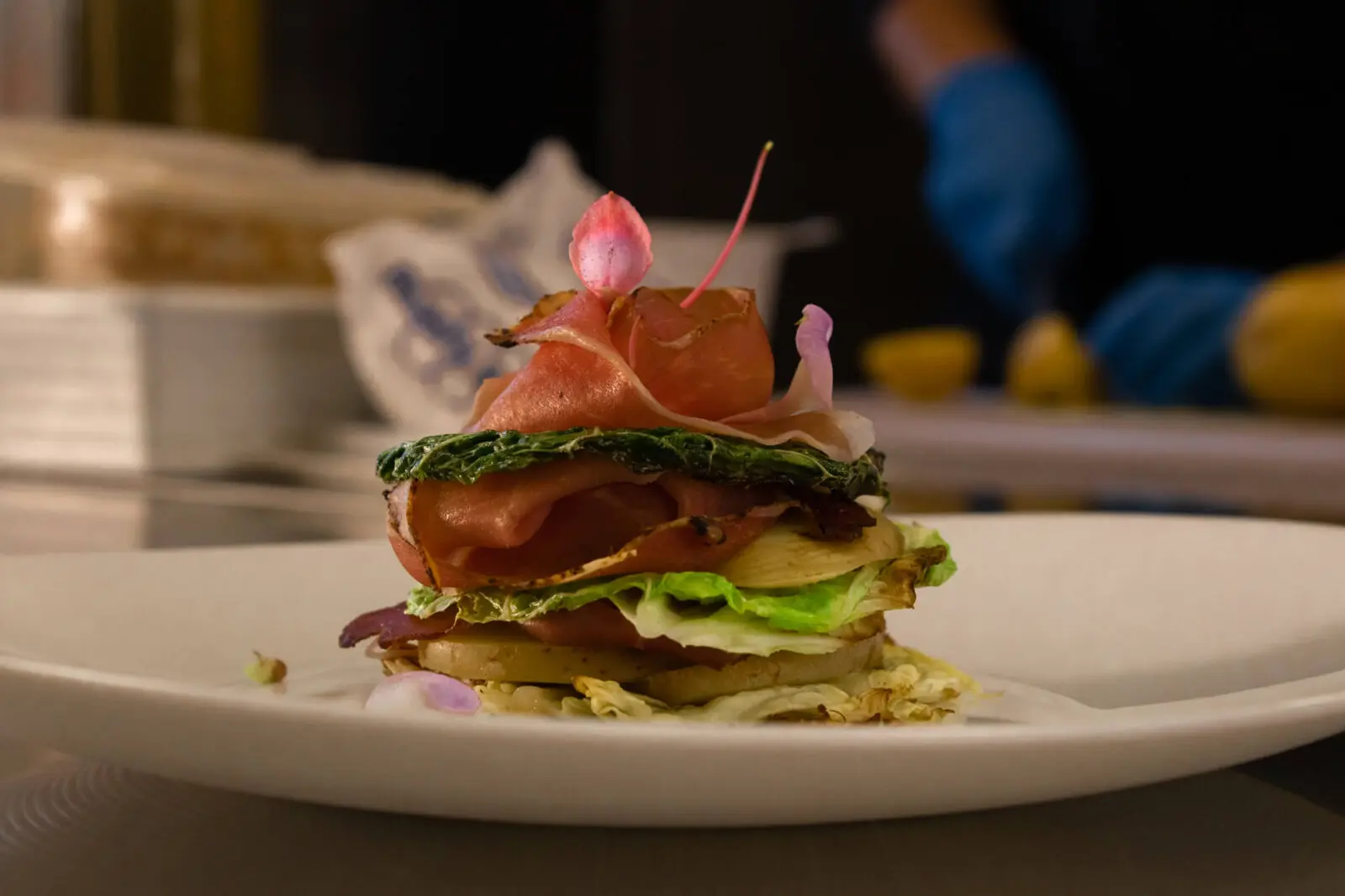 Torta di prosciutto, cavolo e patate, guarnita con fiori.